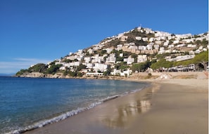 Une ville côtière avec des bâtiments construits sur une colline surplombant la mer.