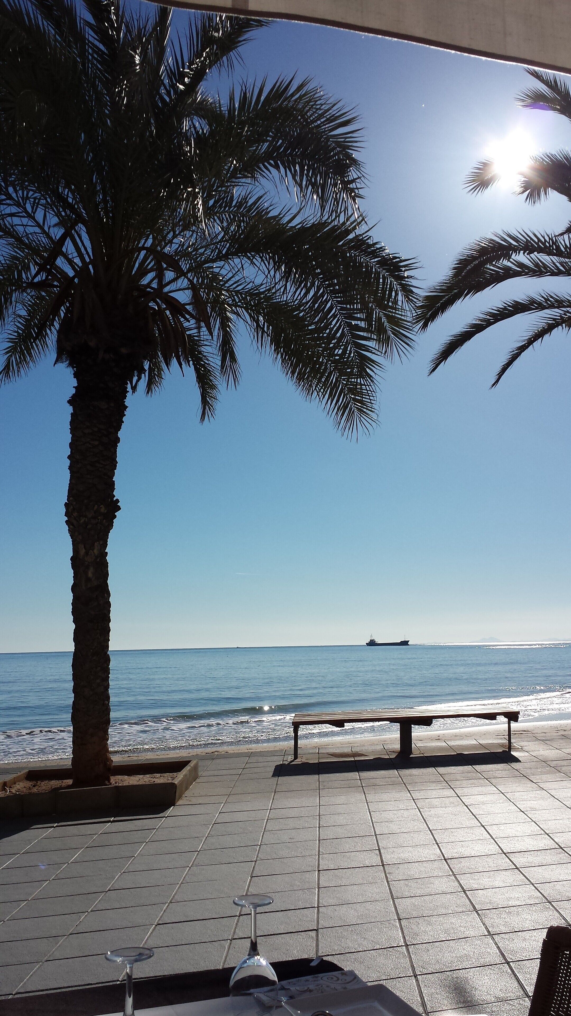 Perto da praia, espreguiçadeiras 