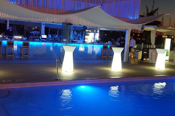 Fabulous pool at the marina. Spend 5 euros on a drink, use the pool!