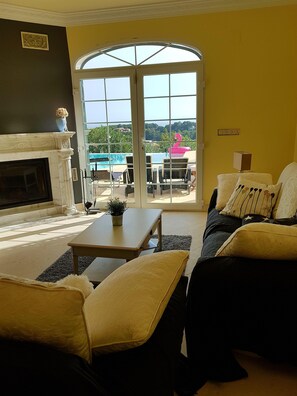 Smart TV, fireplace, DVD player, books