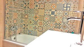 Ensemble douche/baignoire, sèche-cheveux, serviettes fournies, savon