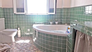 Combined shower/tub, hair dryer, towels, soap - Lovely seaview studio and large terrace 5m from the beach - Casa ArteVida (Roses)