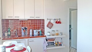 Fridge, microwave, oven, stovetop - Lovely seaview studio and large terrace 5m from the beach - Casa ArteVida (Roses)