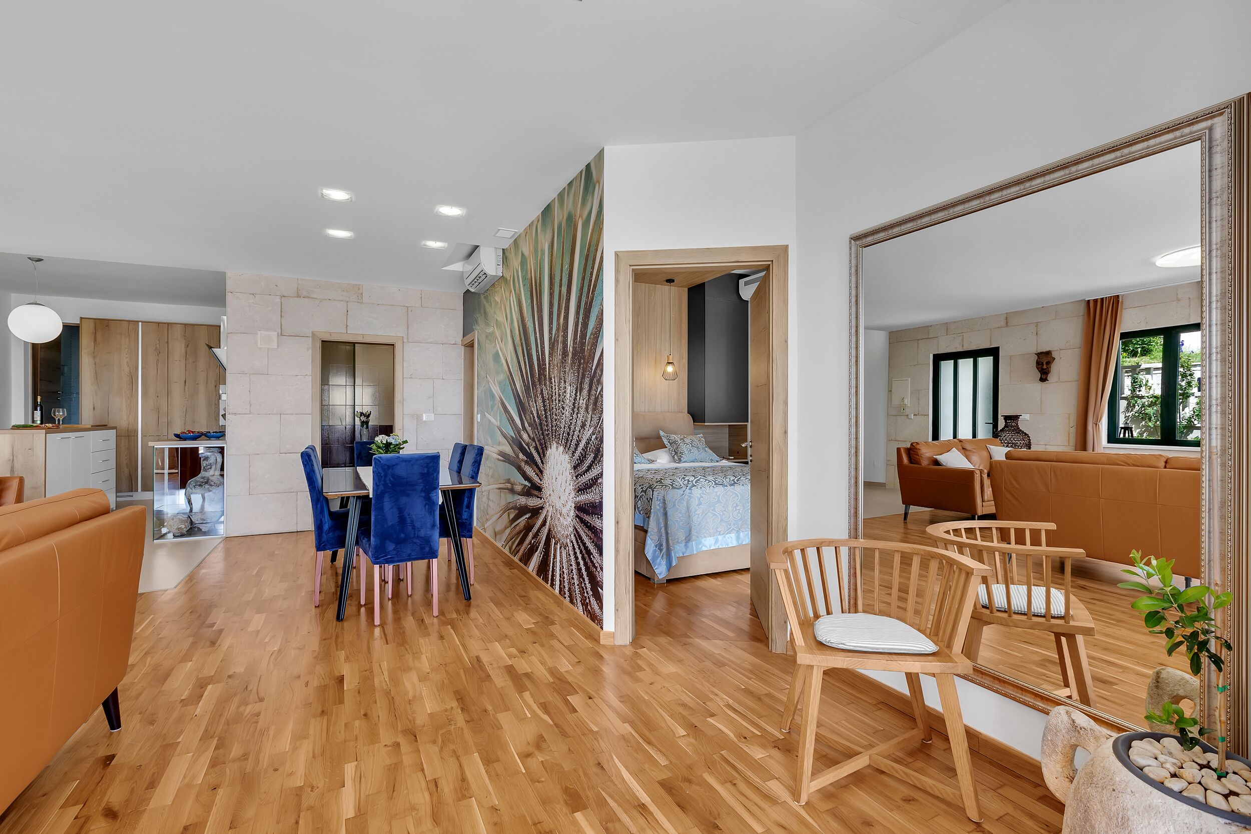 Ein modernes Wohnzimmer mit Essbereich, einer Küche und einem Schlafzimmer.