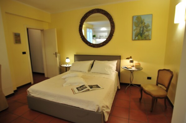 1 habitación, tabla de planchar con plancha, wifi gratis y ropa de cama 