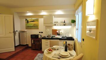 Réfrigérateur, micro-ondes, plaque de cuisson, cafetiÚre/bouilloire