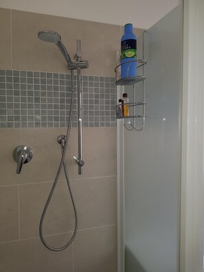 Chuveiro, secador de cabelo, bidê, toalhas de banho