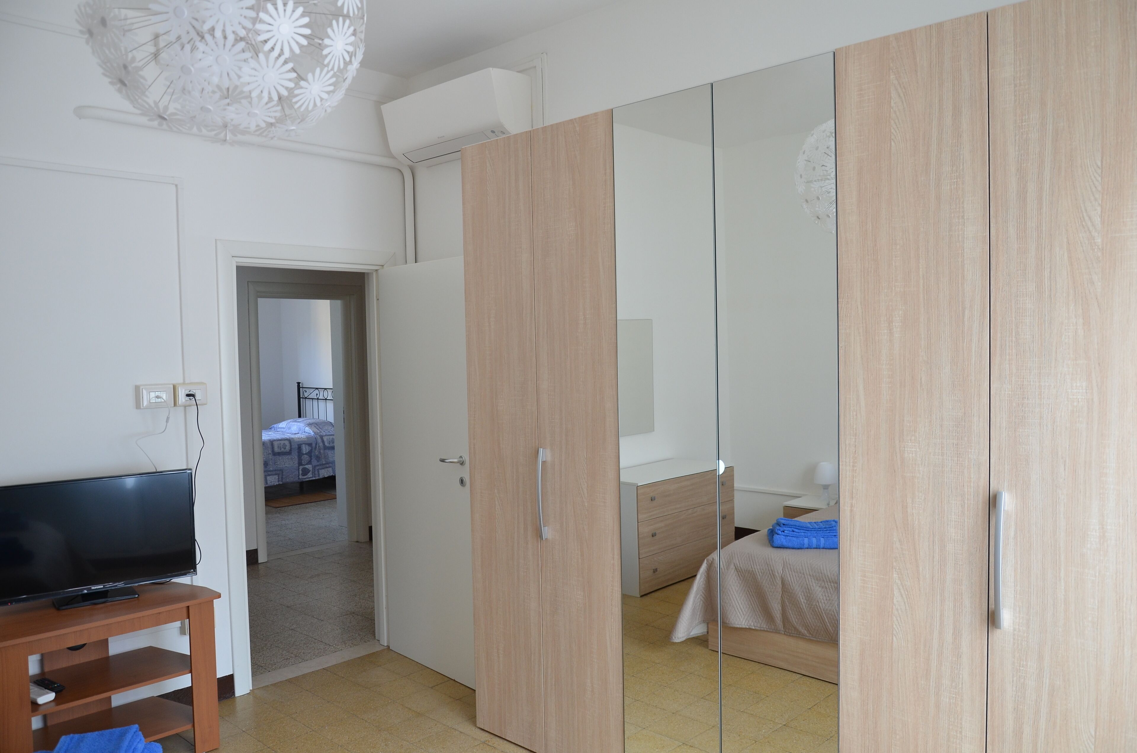 3 habitaciones, escritorio y tabla de planchar con plancha 