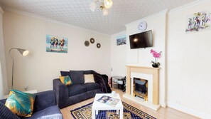 Smart TV, fireplace