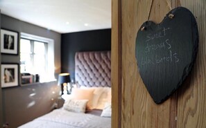 3 bedrooms, iron/ironing board, free WiFi, bed sheets - HOUSE WITH PRIVATE GARDEN AND PETS ALLOWED . Monthly bookings at £2500 pcm (Cheltenham)