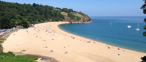 Playa en los alrededores y toallas de playa