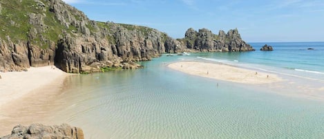 Ubicación cercana a la playa y toallas de playa