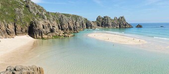 Architect Designed Luxury 2 BEDROOM
5 STAR SUITE