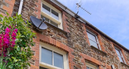 Cosy cottage in sleepy village yet only 5 minute drive to Truro city centre.