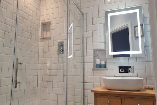 Classic Double Room | Bathroom | Free toiletries, hair dryer, towels, shampoo