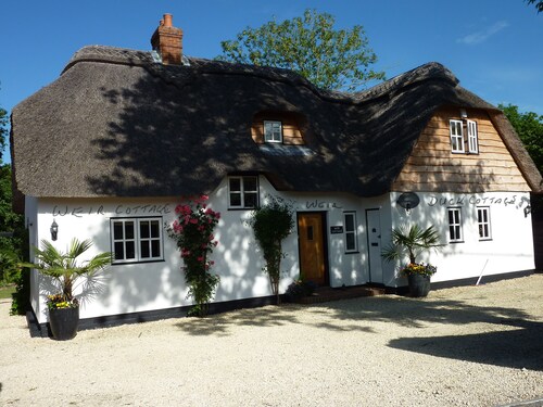 Beautifully Appointed Riverside Thatched Cottage. Town Centre, Yet Secluded