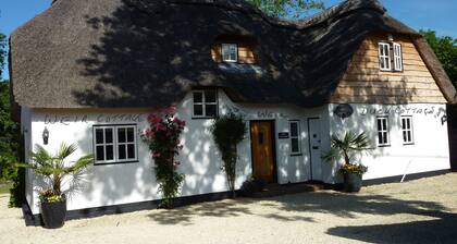 Beautifully Appointed Riverside Thatched Cottage. Town Centre, Yet Secluded
