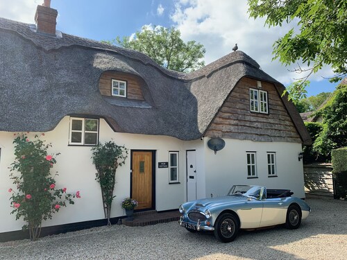 Beautifully Appointed Riverside Thatched Cottage. Town Centre, Yet Secluded