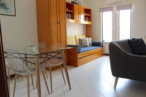 Téléviseur connecté, foyer, lecteur de DVD, livres