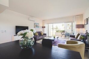 Smart-TV, DVD-Player, Bücher, Videothek