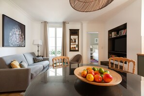 Televisie, een dvd-speler, boeken en een stereo