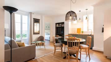 Fernseher, DVD-Player, Bücher, Stereoanlage