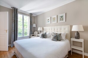 2 chambres, coffres-forts dans les chambres, fer et planche Ă repasser