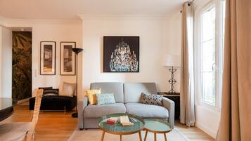 Fernseher, DVD-Player, Bücher, Stereoanlage