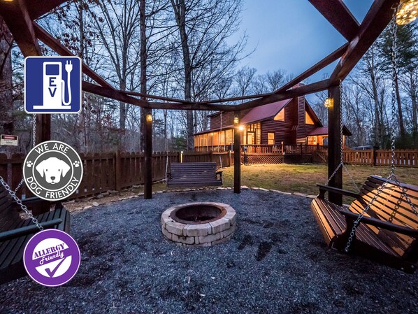 Property grounds - 🌲Mountain Hideaway 📶WiFi 💦 Hot tub, 🐶 friendly Fenced Yard, EV charger🔌 (Blue Ridge)