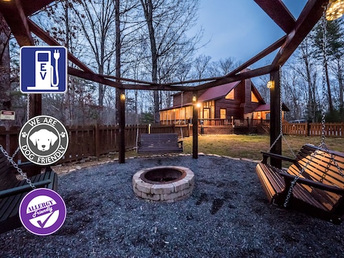 🌲Mountain Hideaway 📶WiFi 💦 Hot tub, 🐶 friendly Fenced Yard, EV charger🔌