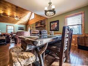 Dining - 🌲Mountain Hideaway 📶WiFi 💦 Hot tub, 🐶 friendly Fenced Yard, EV charger🔌 (Blue Ridge)