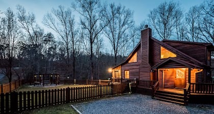 🌲Mountain Hideaway 📶WiFi 💦 Hot tub, 🐶 friendly Fenced Yard, EV charger🔌
