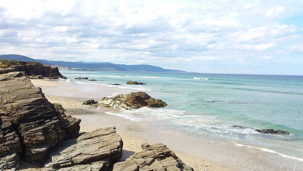 A coastal beach with rocky formations and calm waters. - House of Corbelle, in Galicia, Spain. Ideal for families and pets. (Muimenta)