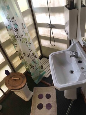 Een douche, handdoeken