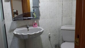 Een douche, een haardroger, handdoeken