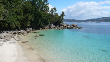 Una spiaggia nelle vicinanze, lettini da mare