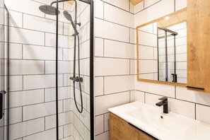 Combined shower/tub, hair dryer, towels, toilet paper - Chamonix Apartment - split level property, amazing central location - With WIFI (Chamonix-Mont-Blanc)