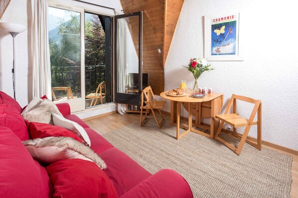 Smart TV - Chamonix Apartment - split level property, amazing central location - With WIFI (Chamonix-Mont-Blanc)