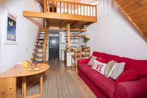Smart TV - Chamonix Apartment - split level property, amazing central location - With WIFI (Chamonix-Mont-Blanc)