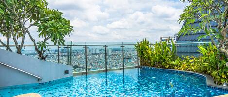 حمّام سباحة خارجي