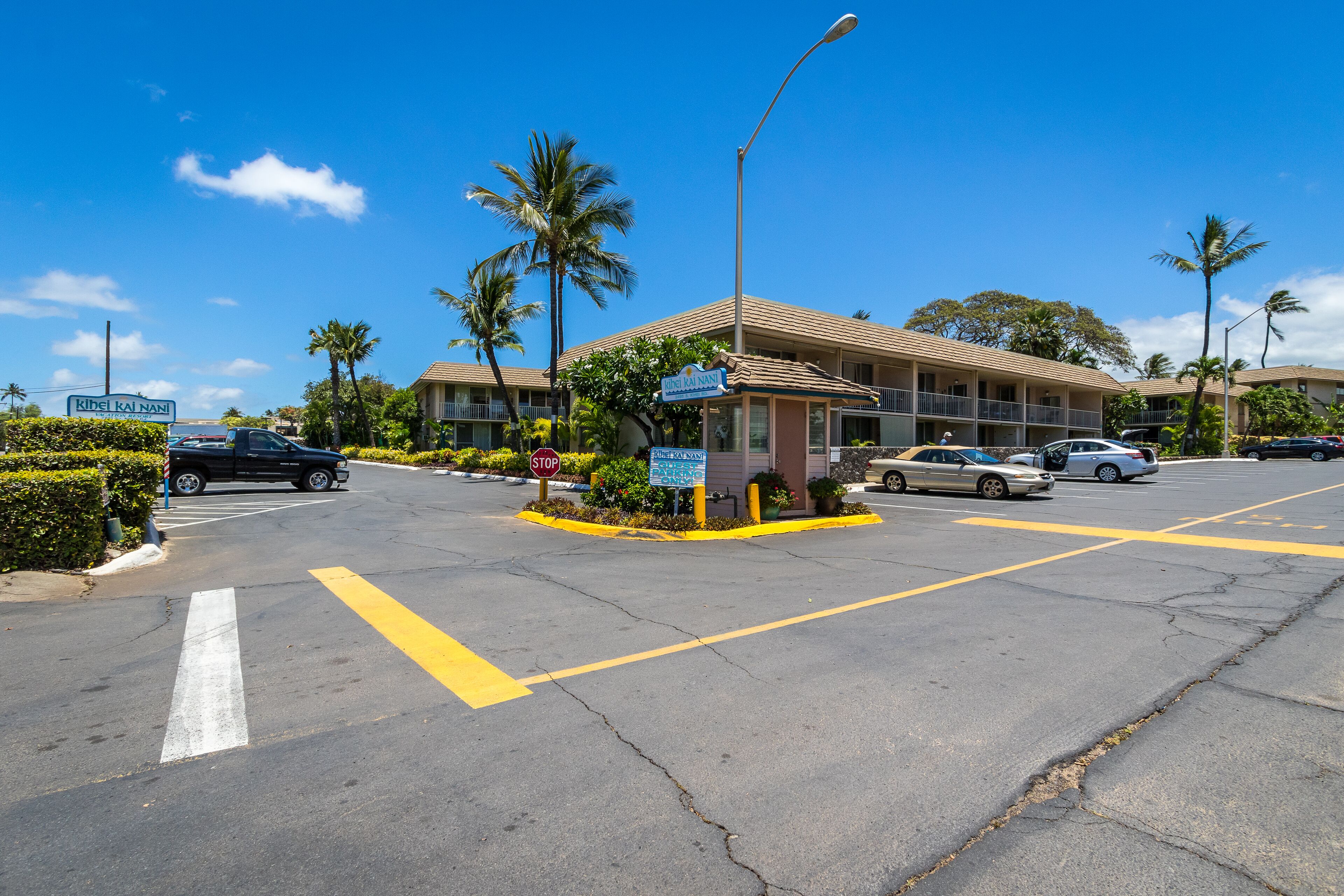 Un hotel con un cartel que dice "Kihei Kai Nani" y "Kihei Kai Nani Inn".