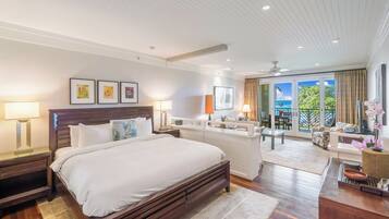 Een kluis op de kamer, een strijkplank/strijkijzer, reisbedje