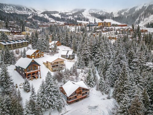 Ski in Ski out 3 bed/2bath+, with hot tub and lake views.