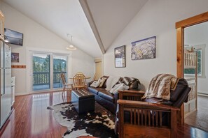 Smart TV, DVD player, table tennis, books - Ski in Ski out 3 bed/2bath+, with hot tub and lake views. (Sandpoint)