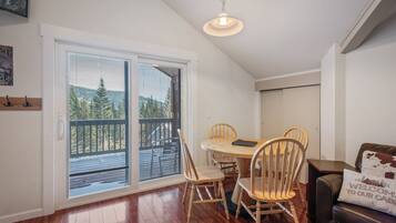 Smart TV, reproductor de DVD, tenis de mesa y libros