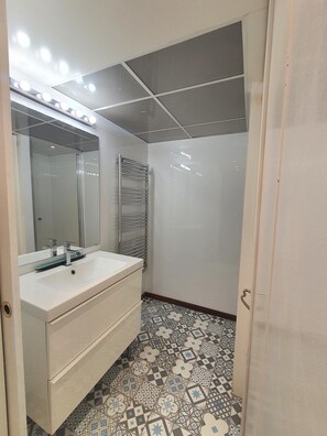 Douche, sèche-cheveux, serviettes fournies