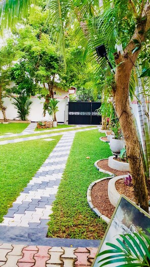 Property grounds - Balcony room, vacation water sportsFrom 20 €, 1.5km, beach & swimming, 2 person from 3 0 € (Aluthgama)