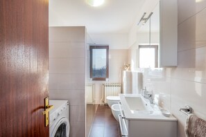 Combined shower/tub, hair dryer, towels - Villa Ulika Pool, Garden, BBQ, perfect for family (Galižana)