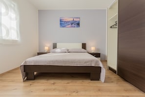 3 bedrooms, iron/ironing board, travel crib, free WiFi