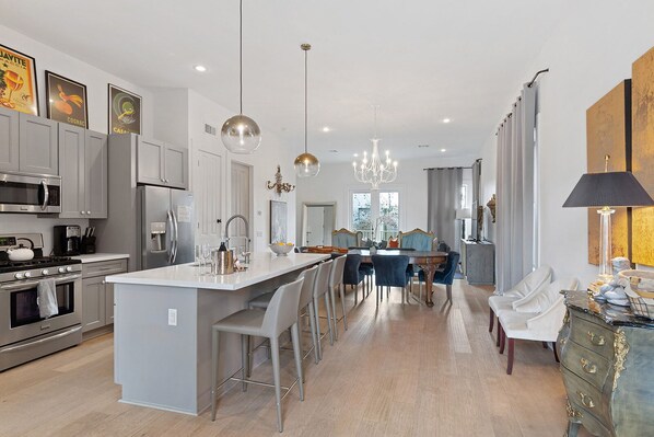 雪櫃、微波爐、焗爐、爐具